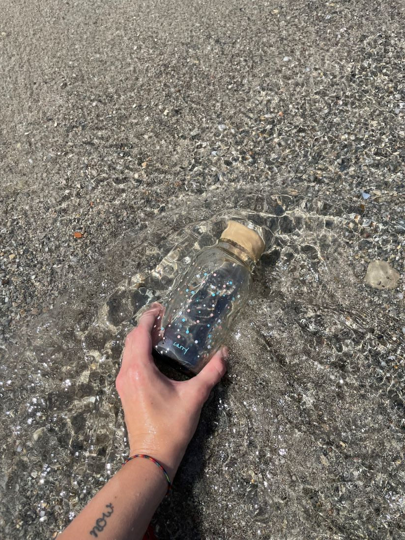 Kleine 400ml Trinkflasche aus Glas am Strand – nachhaltiger Begleiter für unterwegs