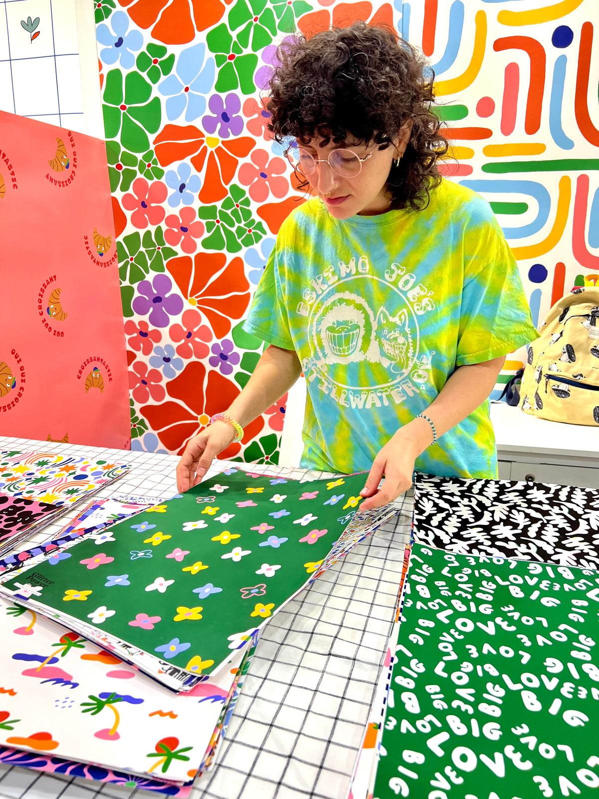 Künstlerin Naima mit bunten Designs 3