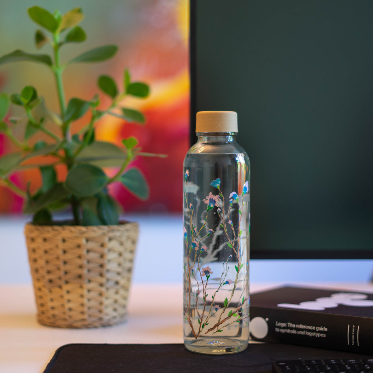 Bestseller Hanami CARRY Glasflasche mit gezeichnetem floralen haptischen Muster