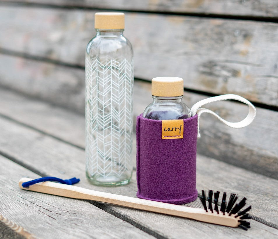 Nachhaltiges Bundle mit Glastrinkflasche, Schutzhülle und Flaschenbürste – spare bis zu 15% im praktischen Set für unterwegs