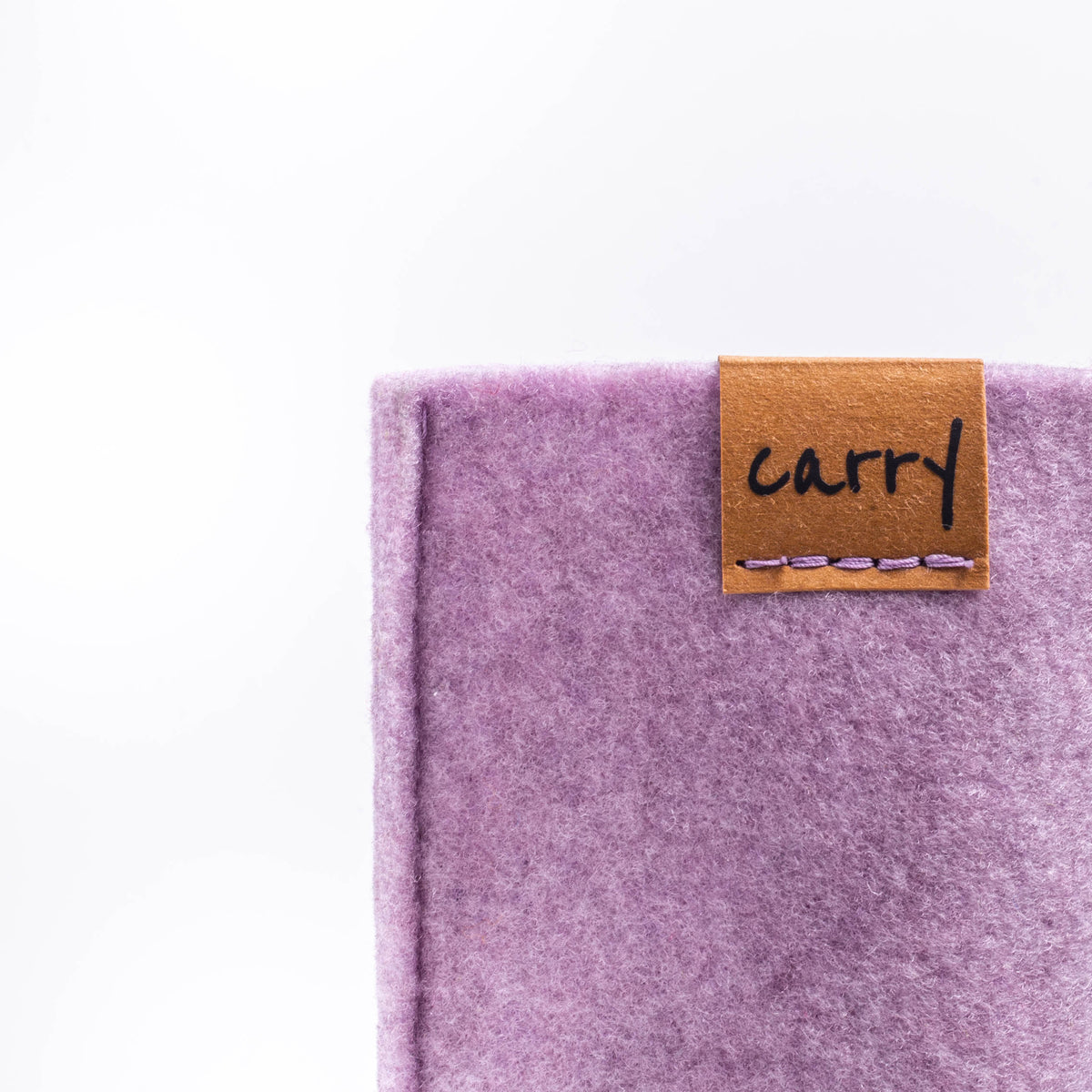 Naht und Logo an der CARRY Schutzhülle in Magnolien-rosa aus einem Filz aus recyceltem PET
